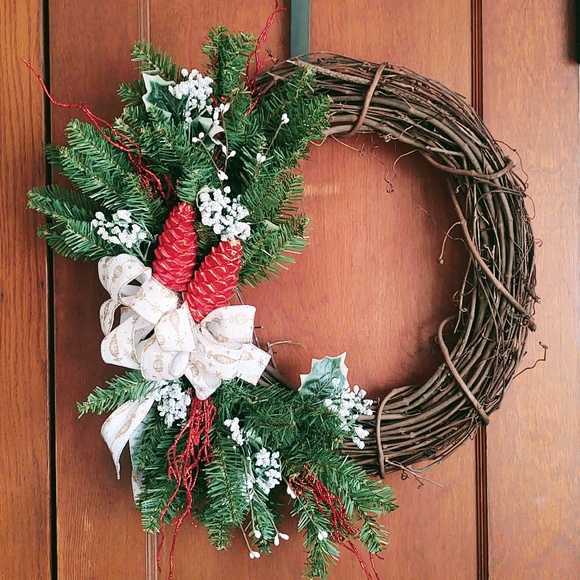 HAND CRAFTED DECORATED RED GOLD WHITE 18" CHRISTMAS GRAPEVINE WREATH DOOR DECOR - Picture 1 of 8